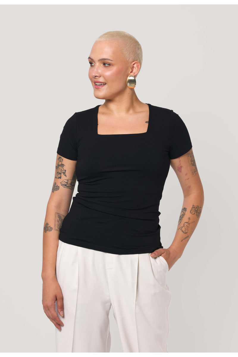 Bluzka z kwadratowym dekoltem i krótkim rękawem czarna