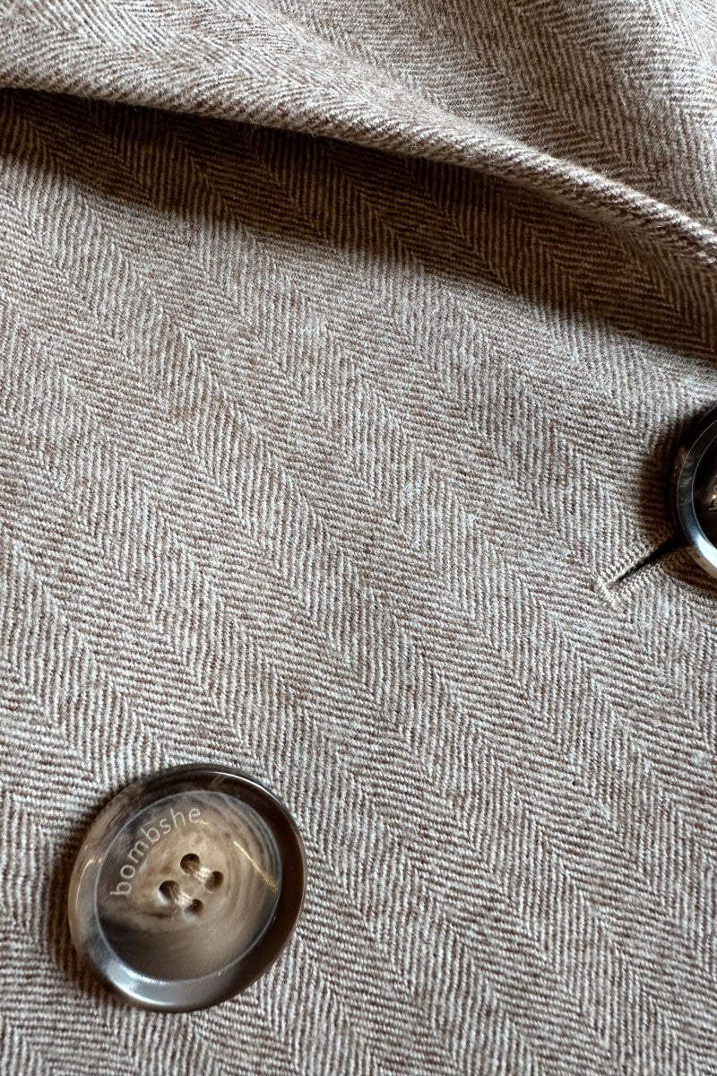 Dwurzędowa marynarka z wełny merino w jodełkę beżowa