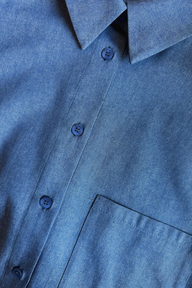 Loose-fitting denim shirt