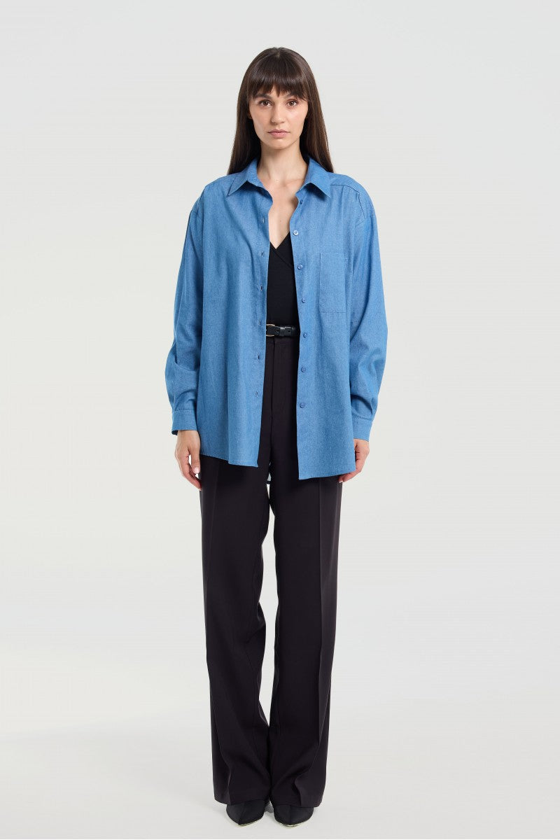 Loose-fitting denim shirt