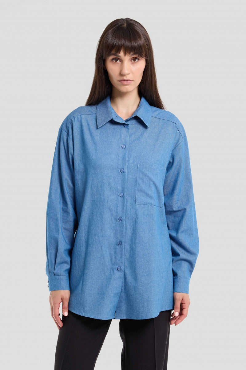 Loose-fitting denim shirt