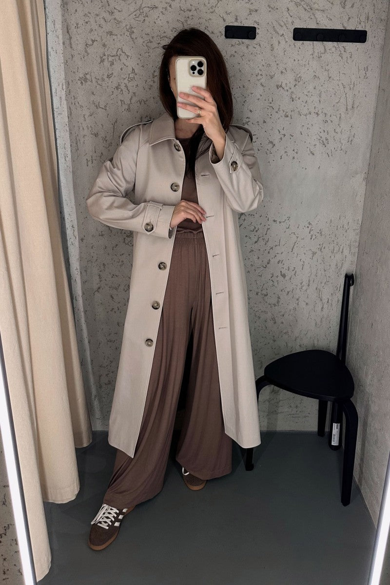 Jednorzędowy długi trencz jasny beżowy