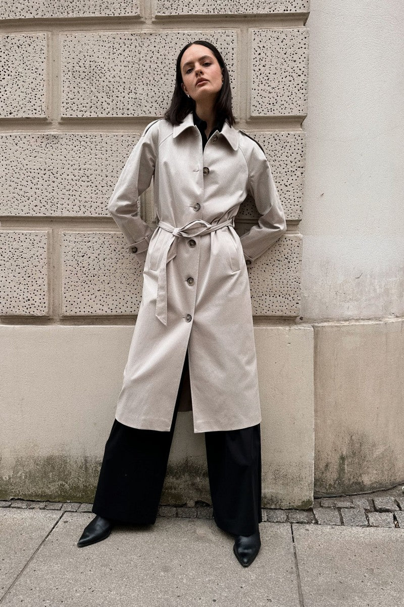 Jednorzędowy długi trencz jasny beżowy