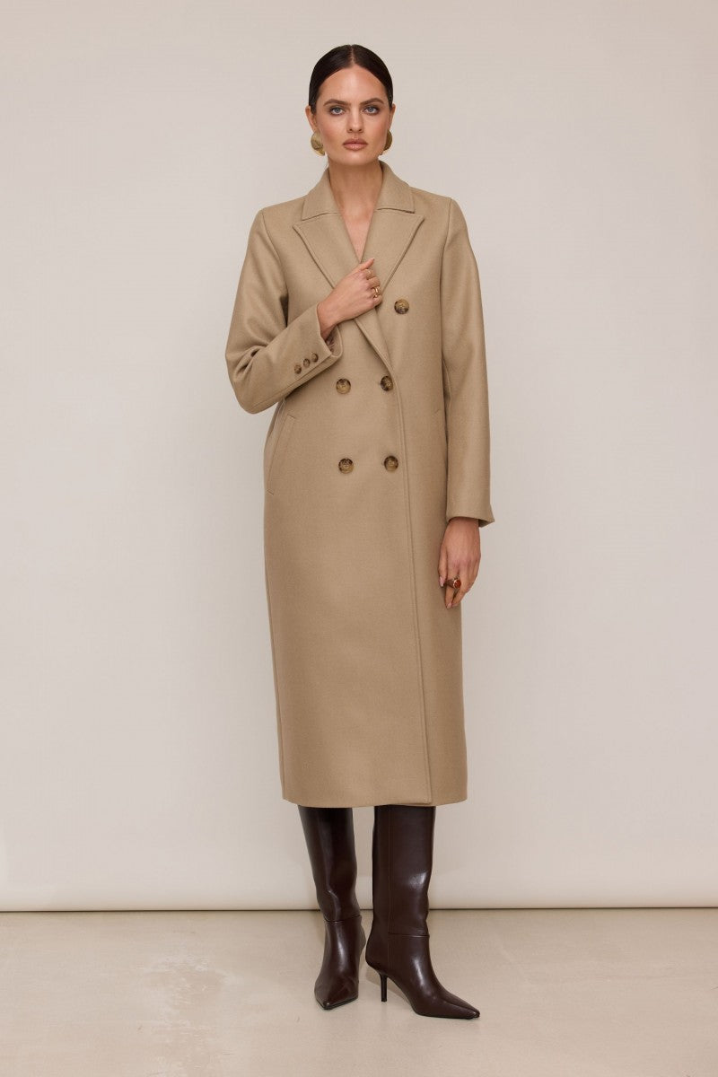 Klasyczny dwurzędowy płaszcz z wełny merino beżowy