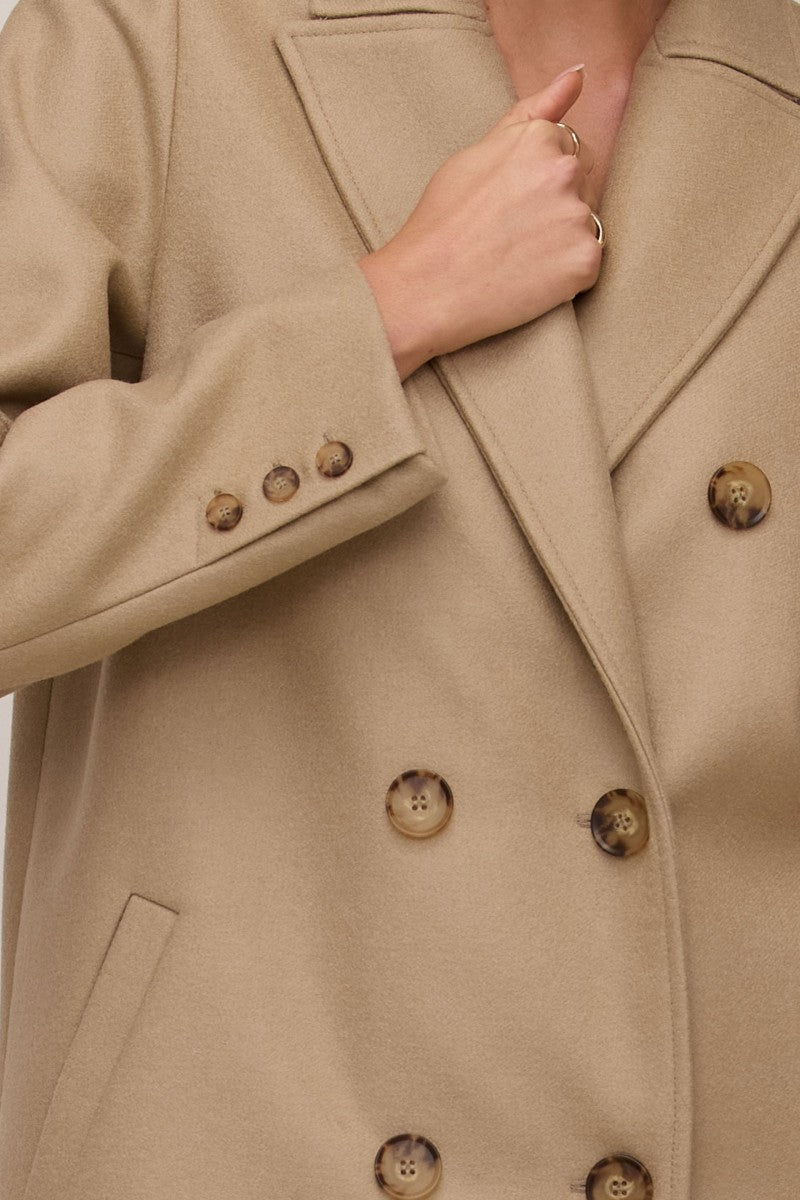 Klasyczny dwurzędowy płaszcz z wełny merino beżowy