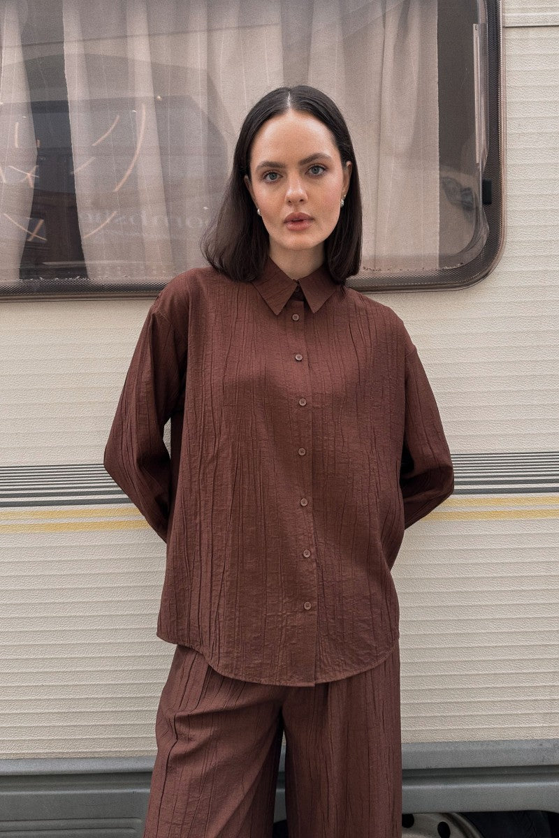 Koszula z kreszowanej wiskozy z chili czekoladowa