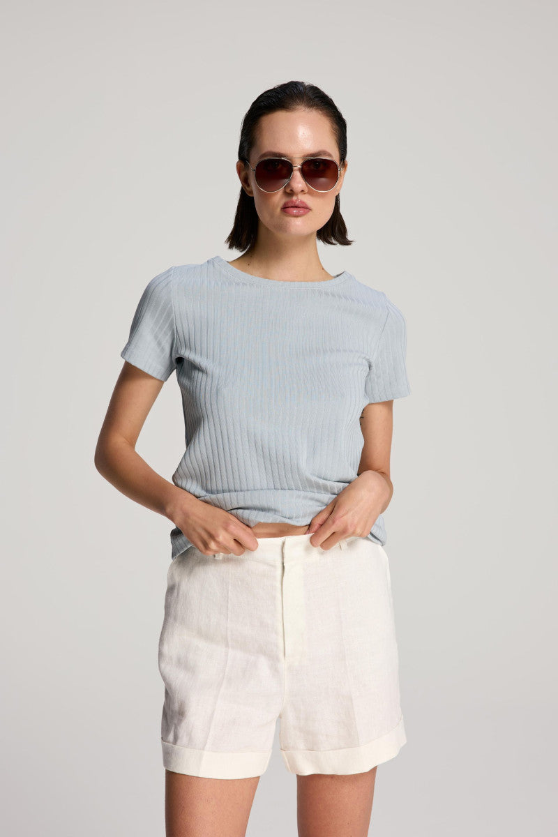 White linen shorts with cuffs