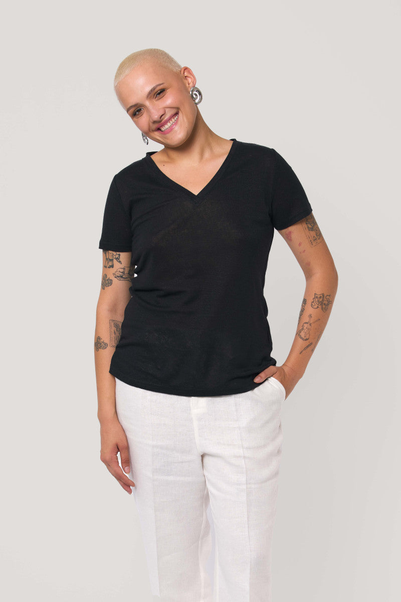 Lniany t-shirt z dekoltem v czarny