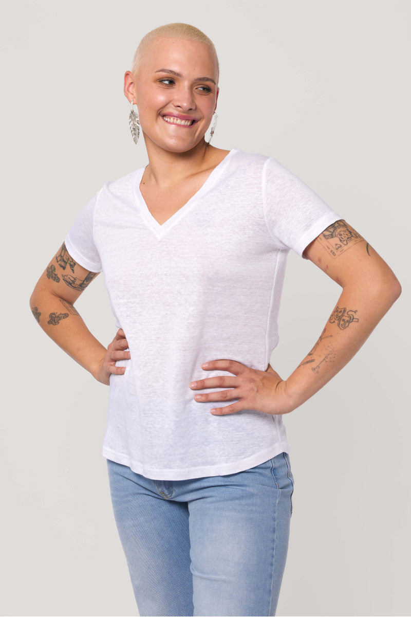 Lniany t-shirt z dekoltem v biały