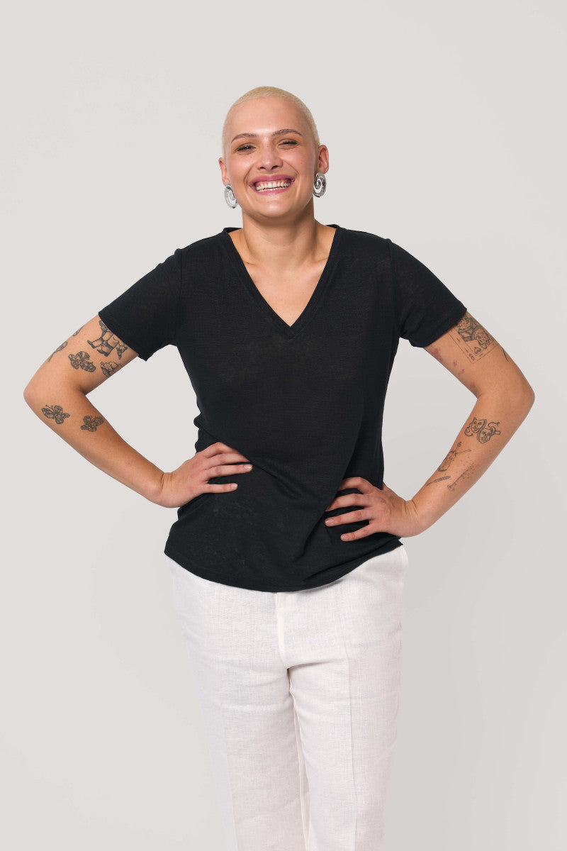 Lniany t-shirt z dekoltem v czarny