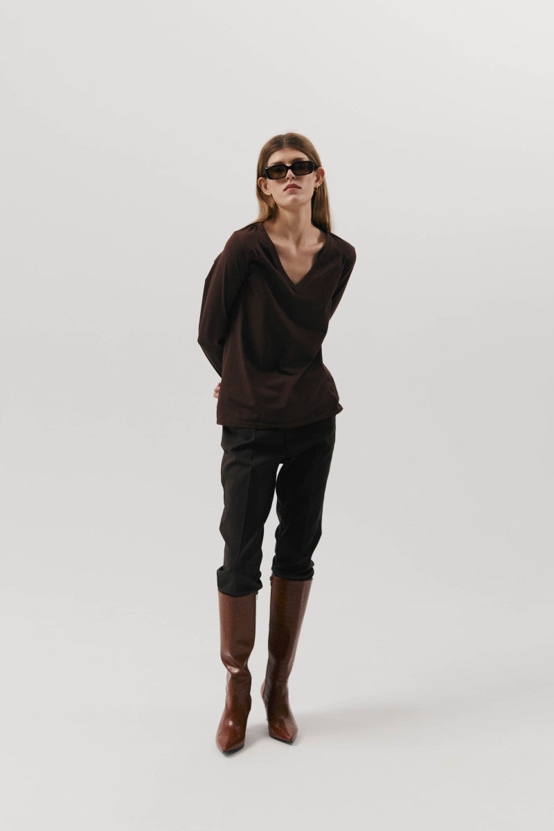 Longsleeve z dekoltem typu v czarny