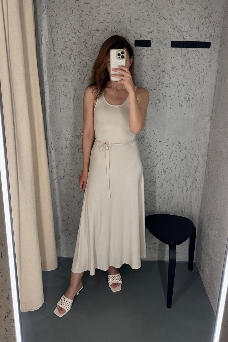 Luźna sukienka maxi z dodatkowym paskiem waniliowa