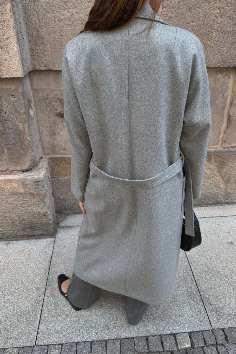 Płaszcz o kroju szlafrokowym z przeszyciami szary