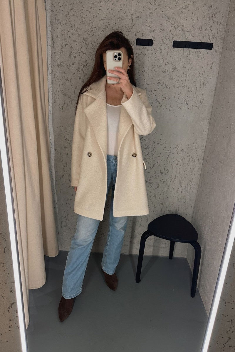 Płaszcz z wełny merino boucle śmietankowa