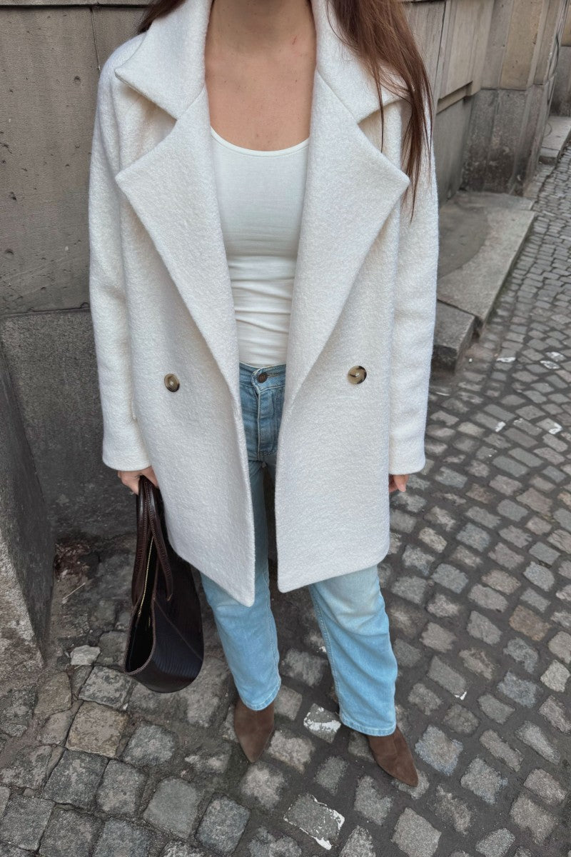 Płaszcz z wełny merino boucle śmietankowa