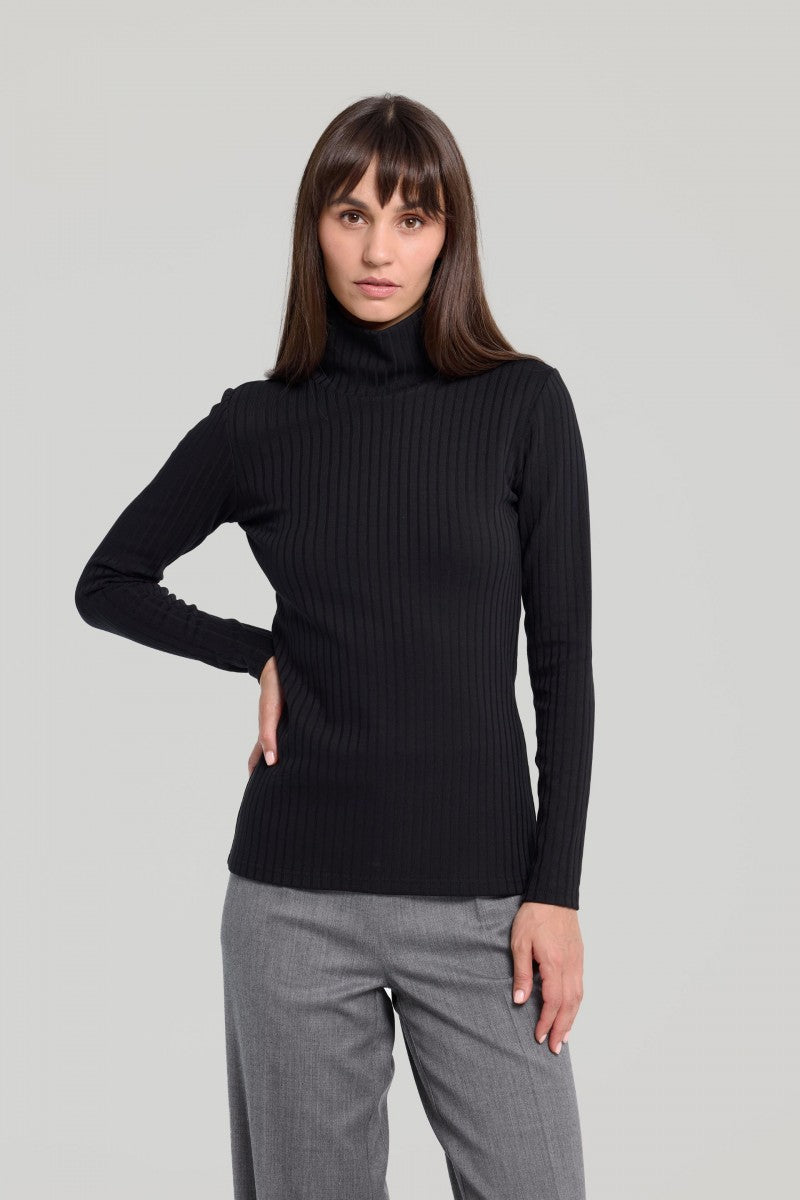 Czarny prążkowany golf z dzianiny