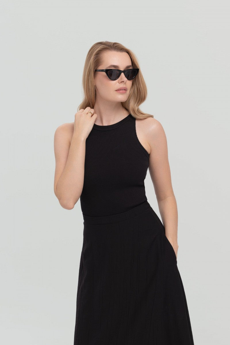 Prążkowany top z dekoltem halter czarny