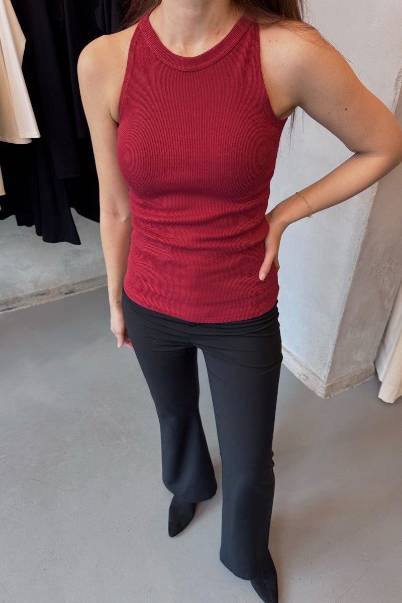 Prążkowany top z dekoltem halter wiśniowy