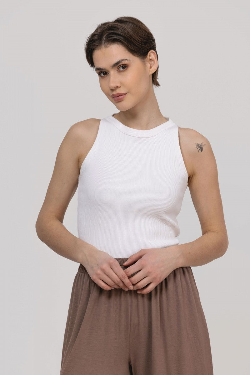 Prążkowany top z dekoltem halter śmietankowa