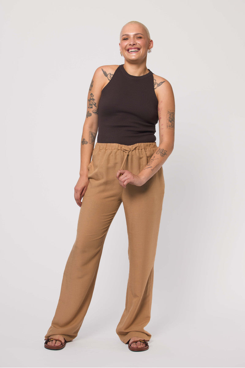 Proste spodnie z rayonu i lnu z wiązaniem karmelowe