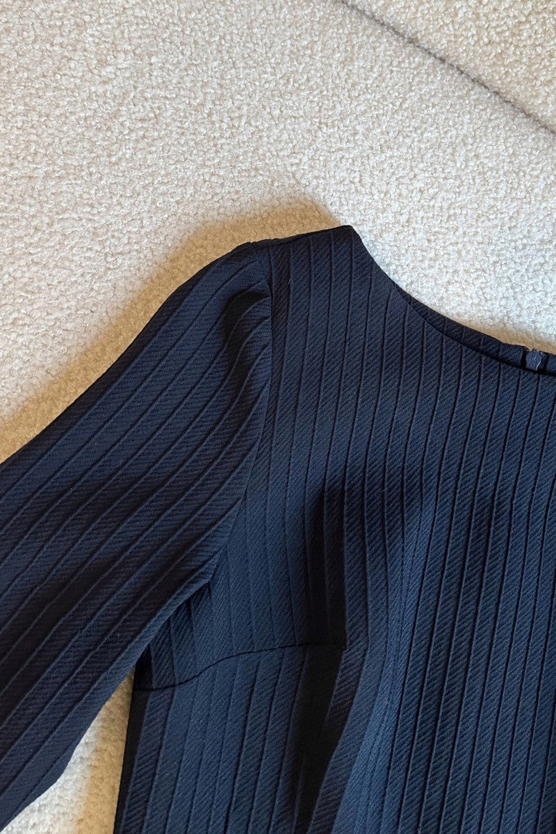 Rozkloszowana wełniana sukienka mini granatowa