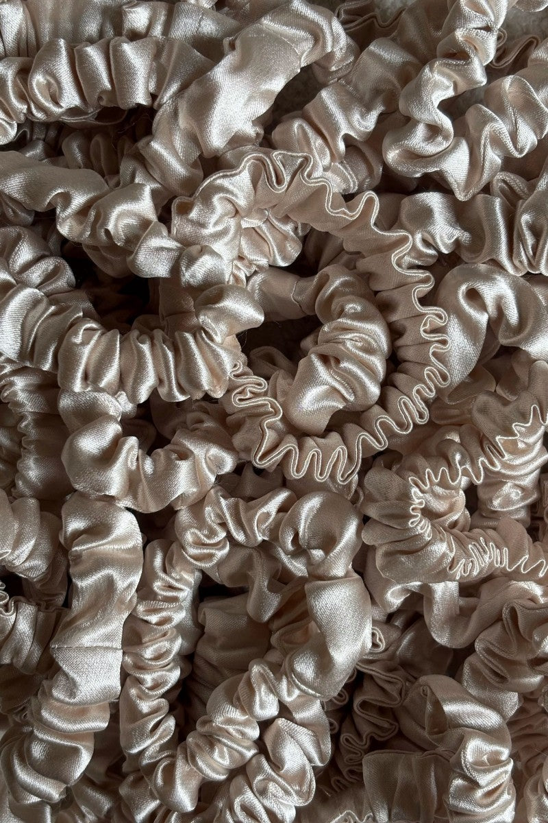 Satynowa gumka do włosów perła złota