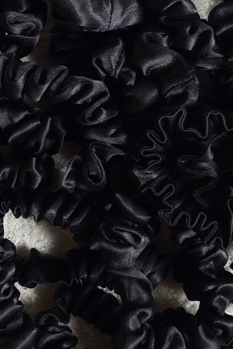 Satynowa gumka do włosów czarna