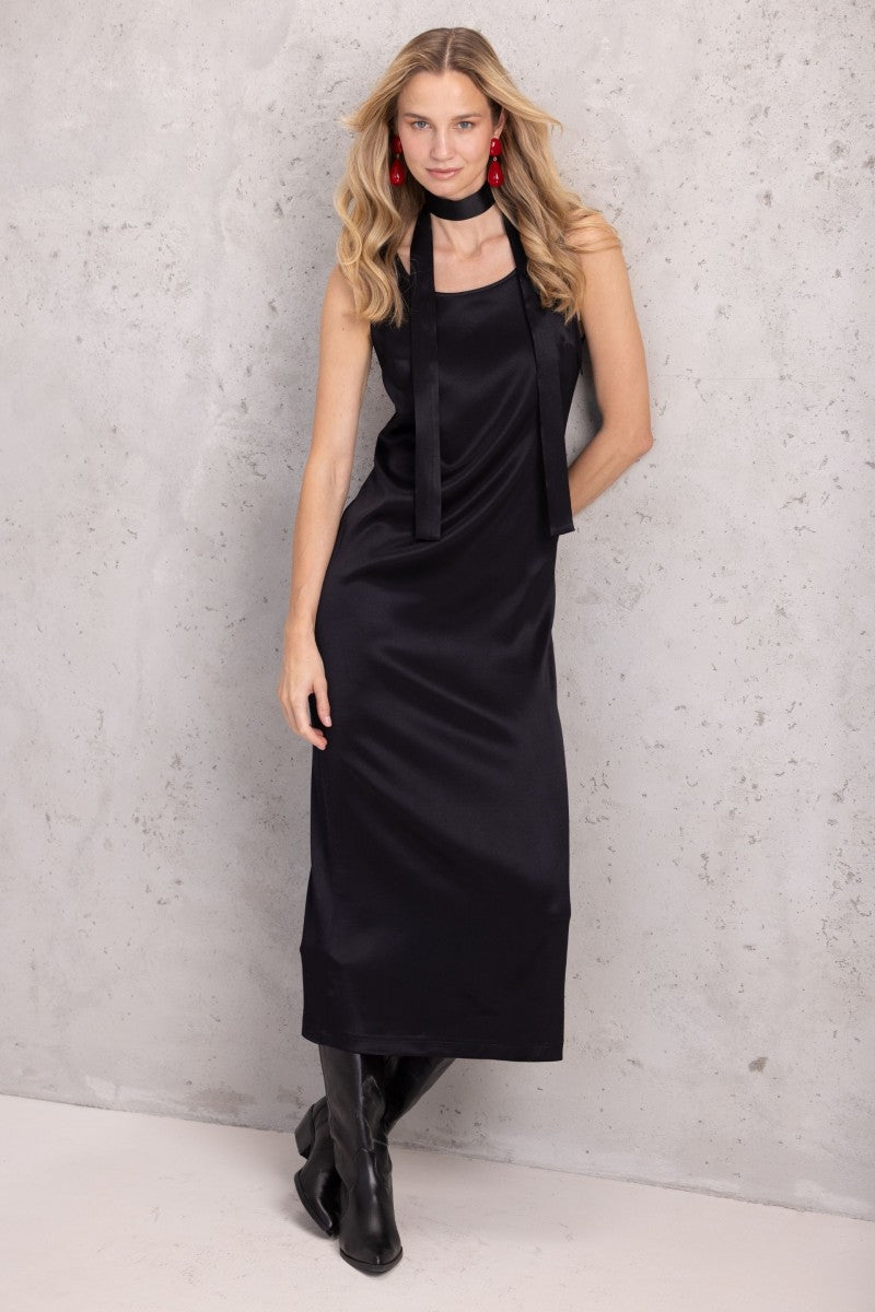 Satynowa sukienka czarna