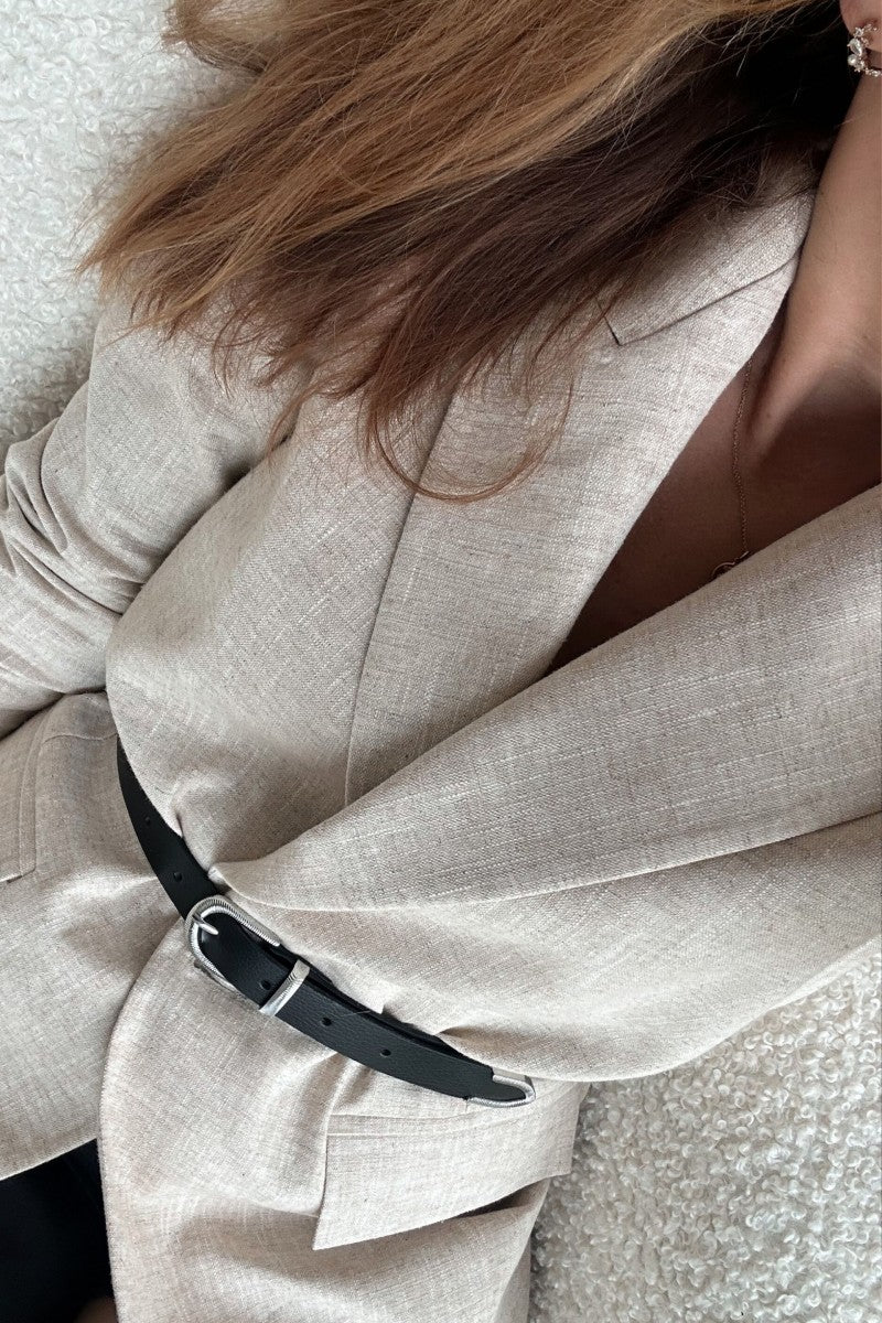 2.5 cm leather belt with decorative silver buckle