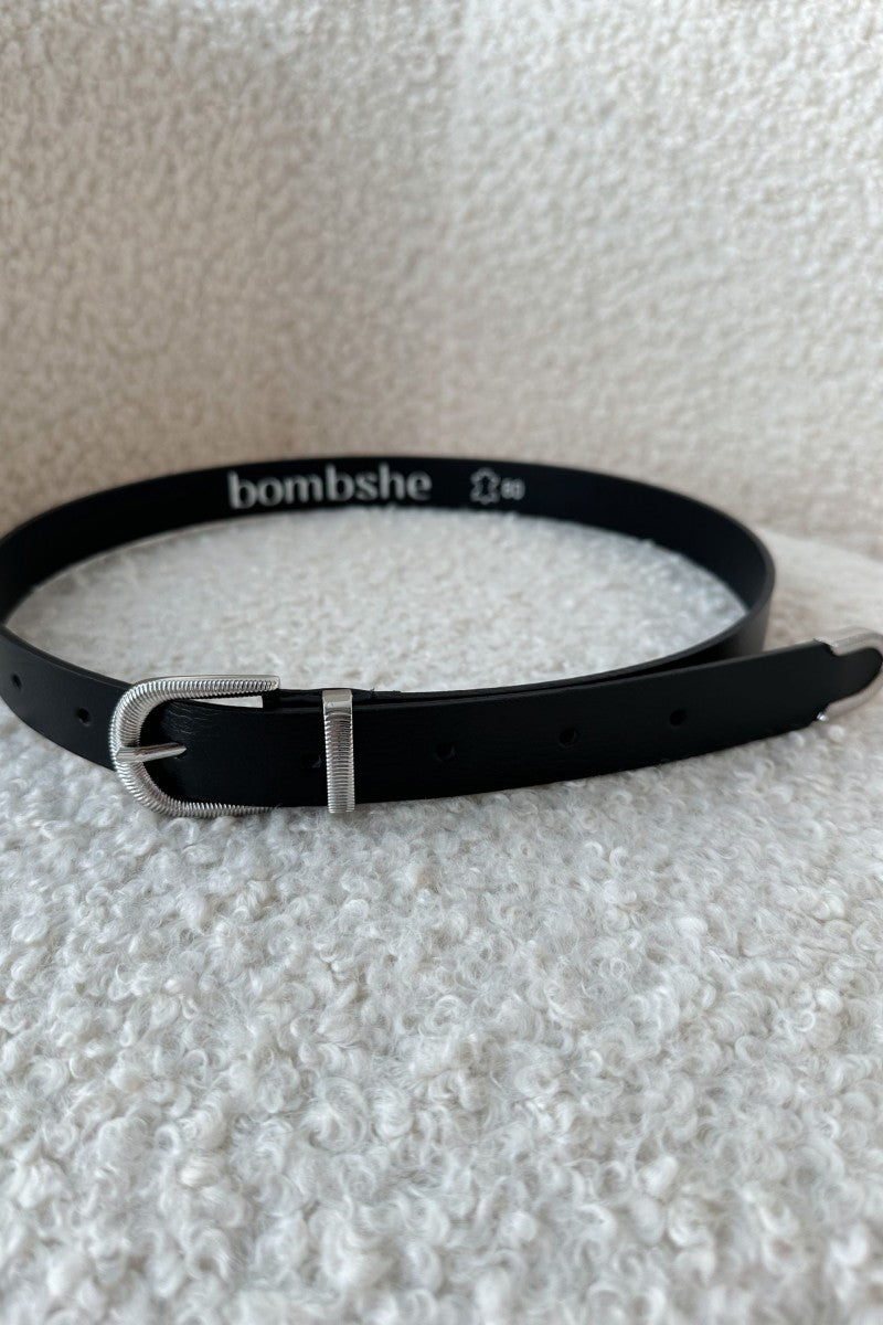 2.5 cm leather belt with decorative silver buckle