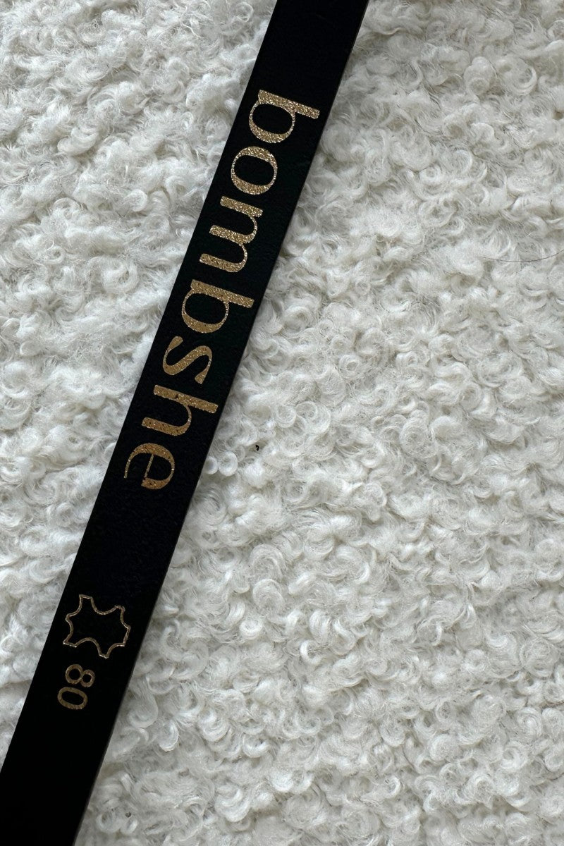 2 cm suede belt with a square gold buckle