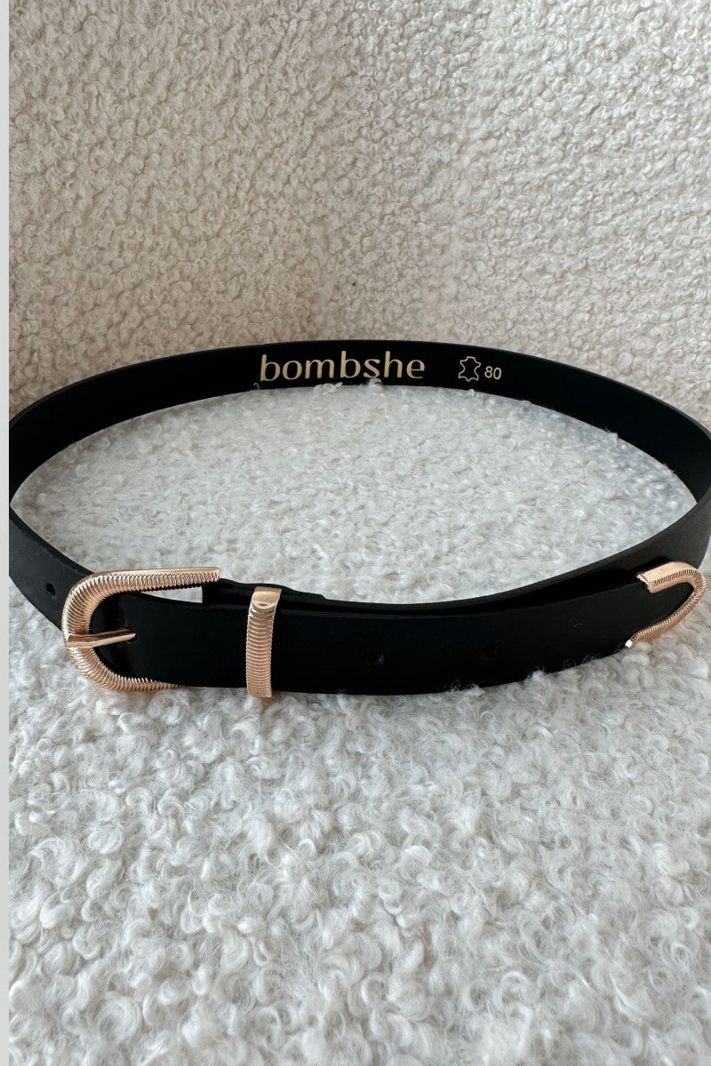 2.5 cm leather belt with a decorative gold buckle