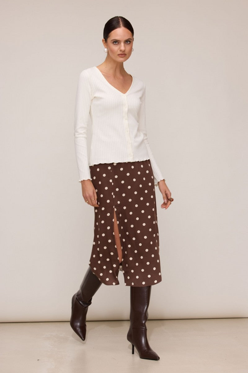 Spódnica midi w grochy z rozcięciem na nogę