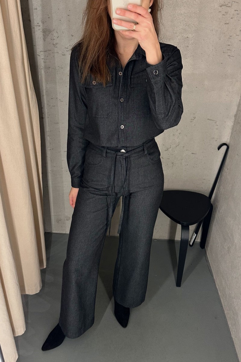 Jeansowe spodnie z paskiem antracyt