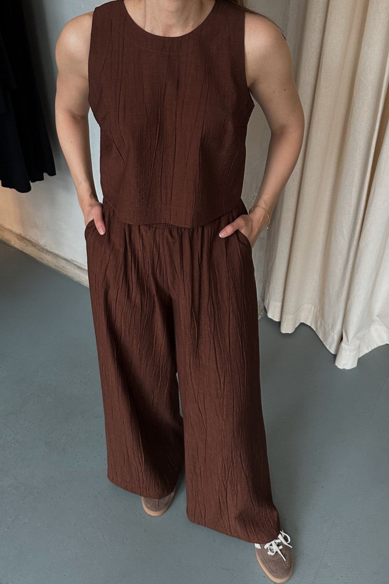 Crinkled viscose trousers with chocolate chili elastic waistband