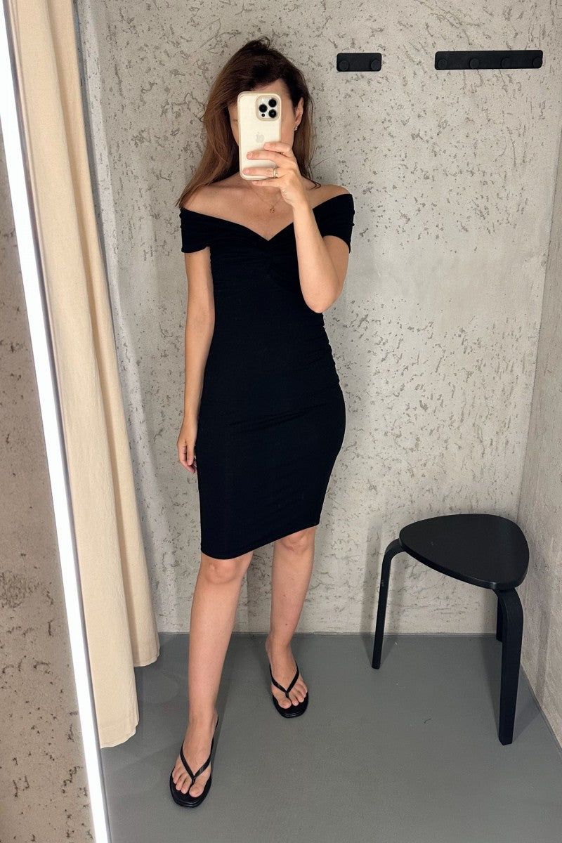 Sukienka bez ramion z zawinięciem czarna