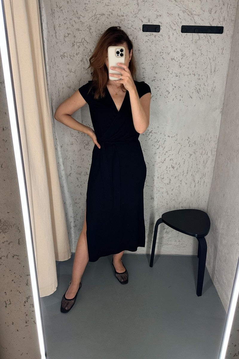 Sukienka kopertowa midi z krótkim rękawem czarna