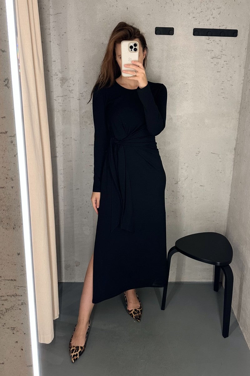 Sukienka maxi z długim rękawem i supłem czarna