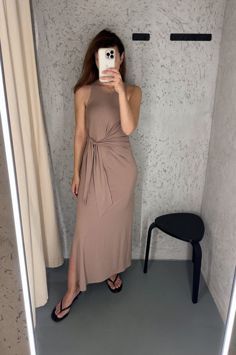 Sukienka maxi z supłem capuccino