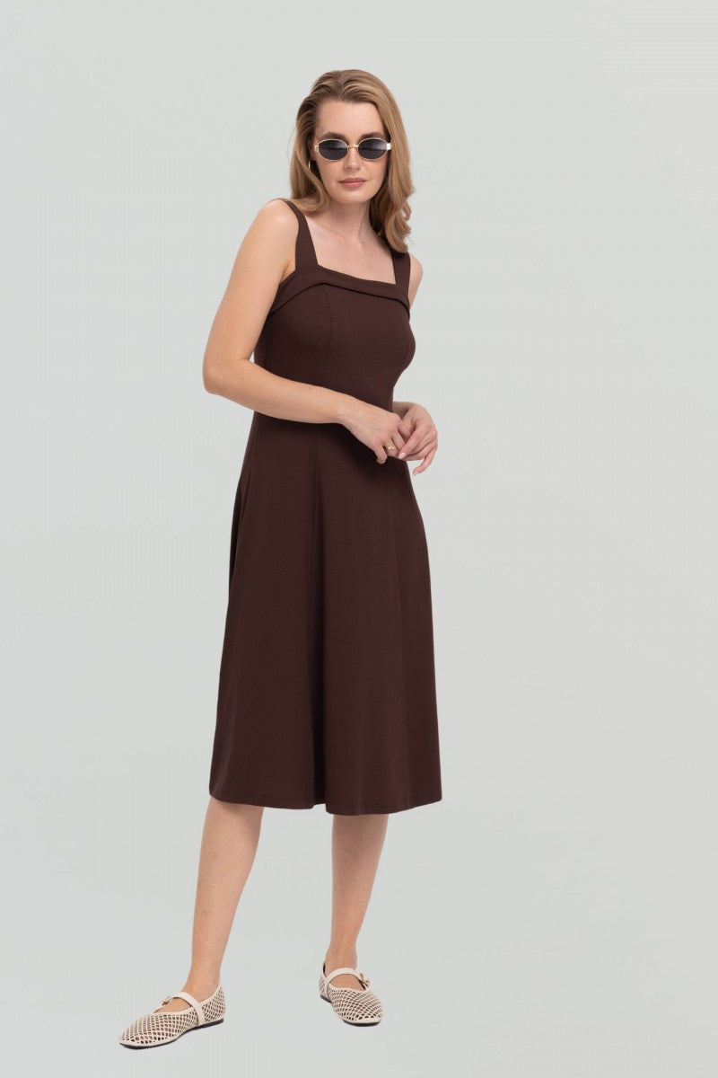 Sukienka midi z kwadratowym dekoltem czekoladowa