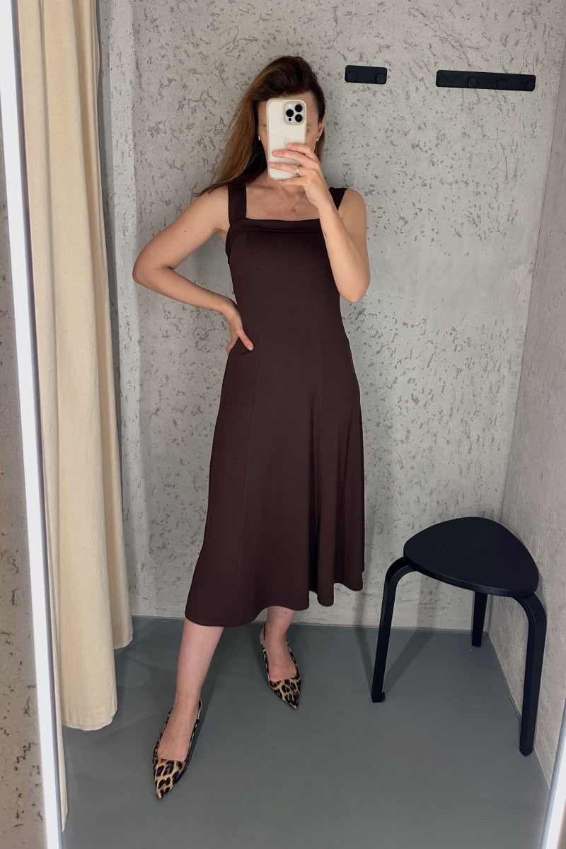 Sukienka midi z kwadratowym dekoltem czekoladowa