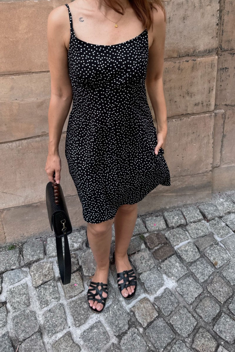 Sukienka mini w groszki czarna