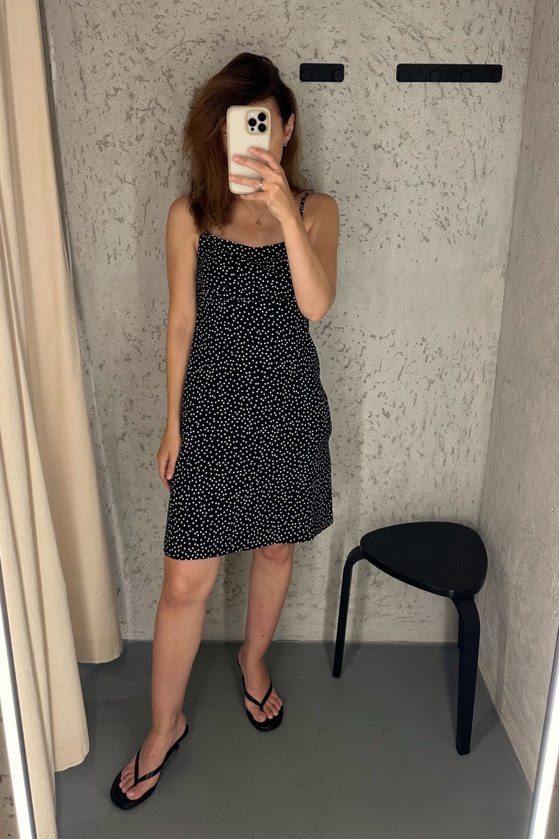 Sukienka mini w groszki czarna
