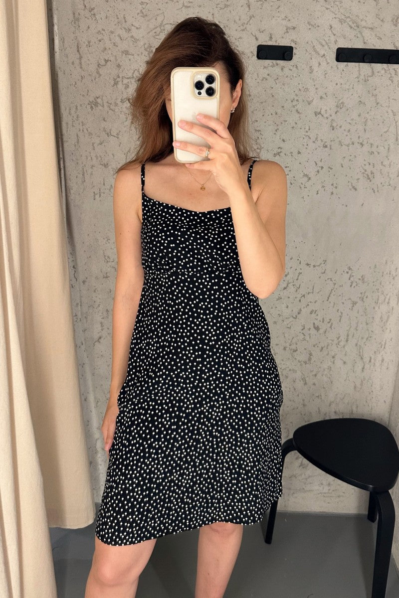 Sukienka mini w groszki czarna