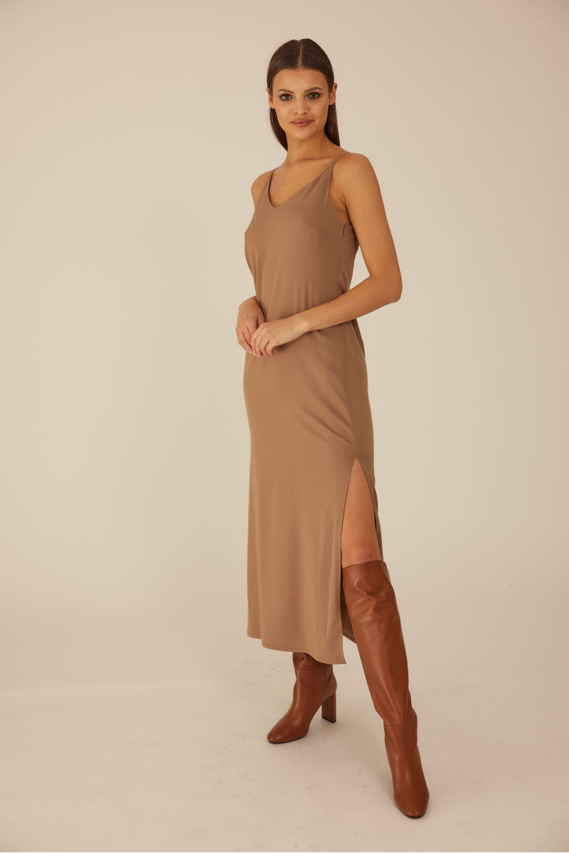 Sukienka na ramiączkach czekoladowa