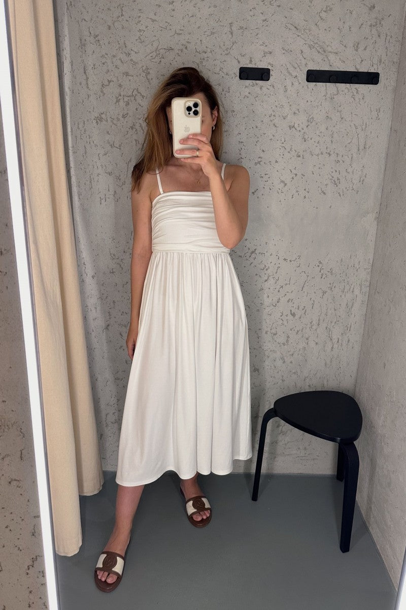 Sukienka z marszczeniami z odpinanymi ramiączkami biała