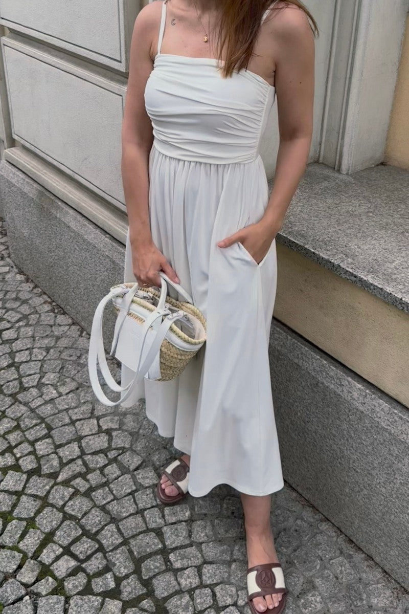 Sukienka z marszczeniami z odpinanymi ramiączkami biała