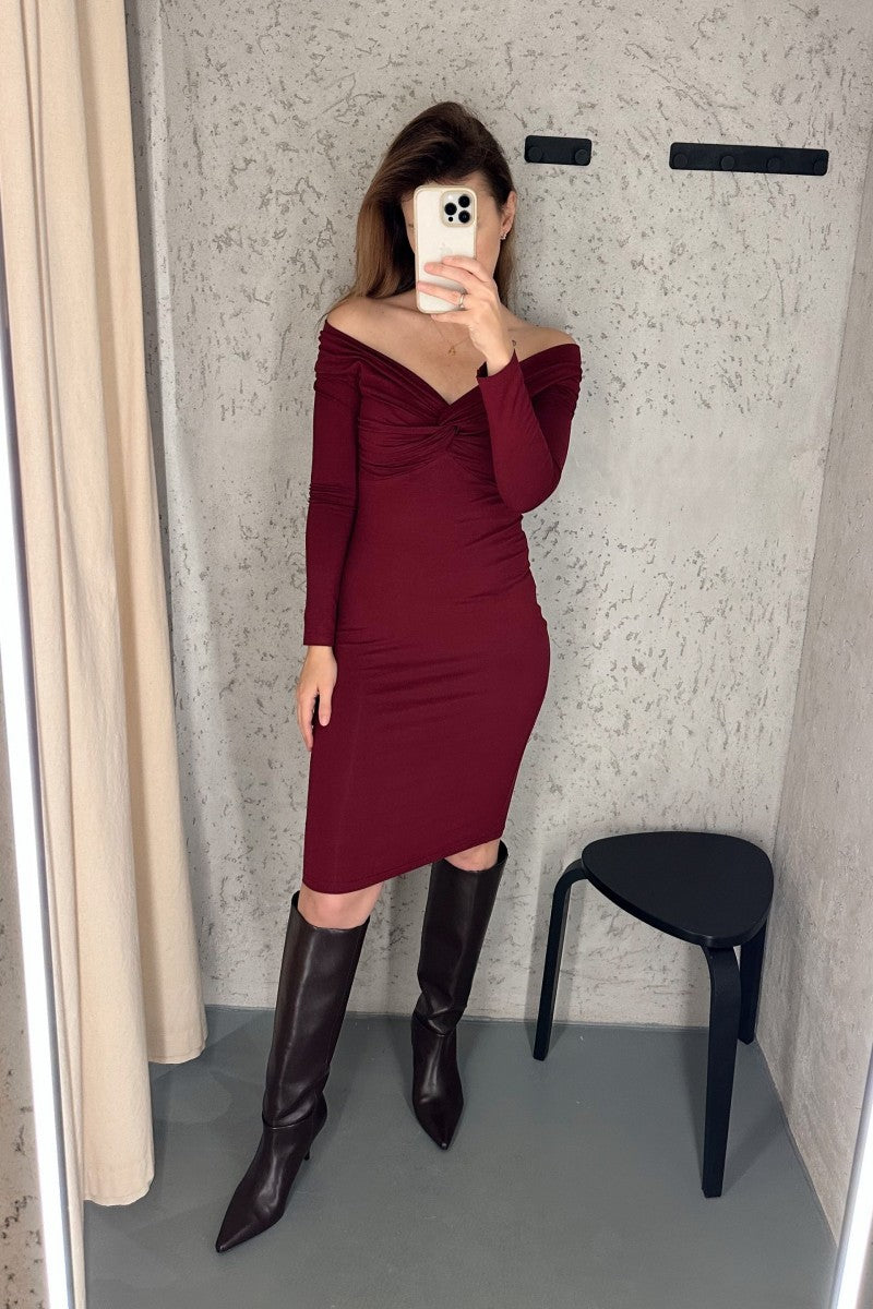 Sukienka z odkrytymi ramionami z zawinięciem bordowa