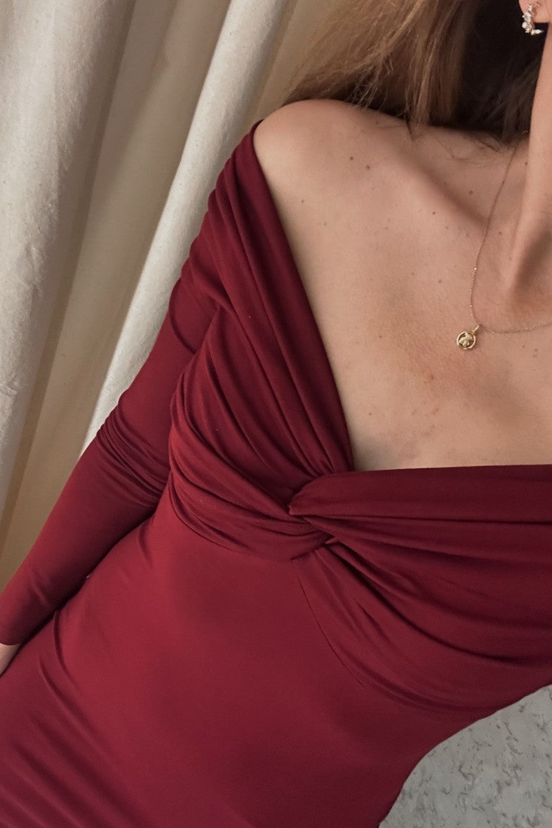 Sukienka z odkrytymi ramionami z zawinięciem bordowa