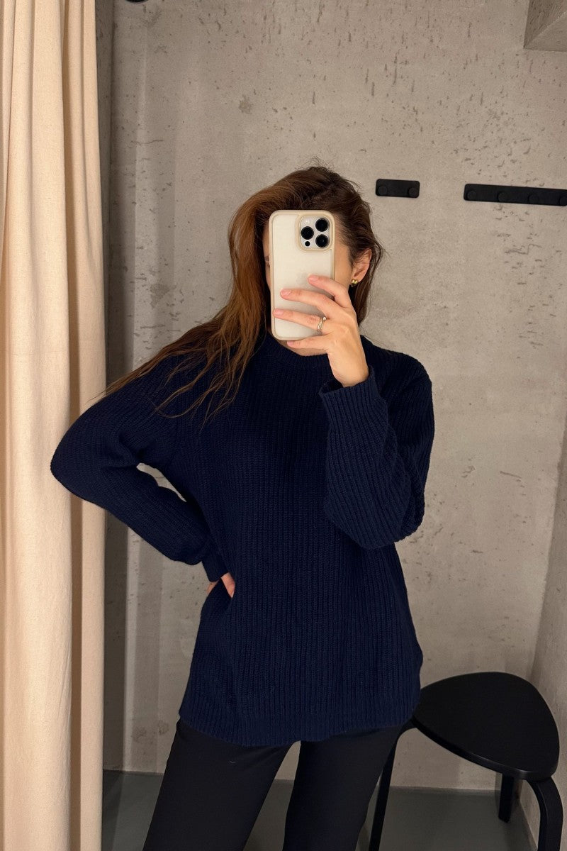 Klasyczny wełniany sweter granatowy